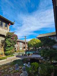 庭院中央,水系潺潺,一座雕刻著大鵬神鳥的東巴柱靜靜屹立。