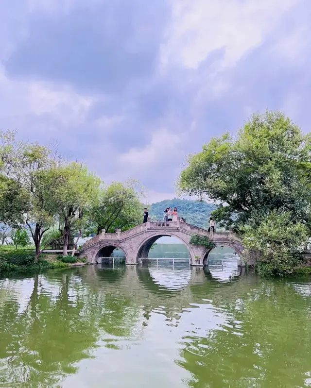 Aside from the lotus, 99% of people who come to Xianghu Lake miss this secluded ancient town